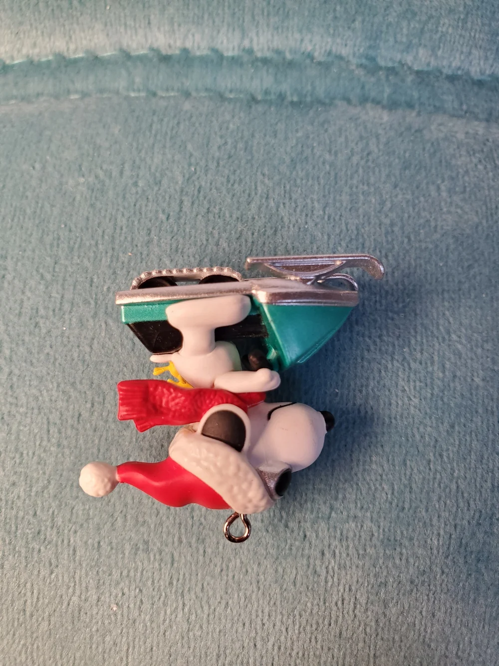 Hallmark Keepsake Peanuts Winter Fun with Snoopy 2015 Mini Ornament QXM8507